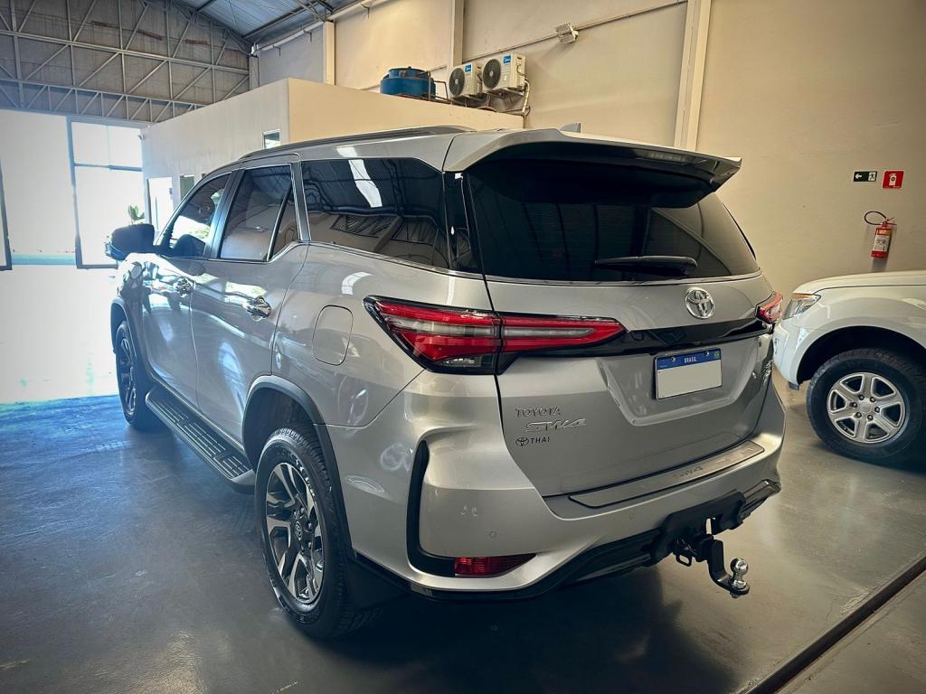 TOYOTA Hilux SW4 - Foto