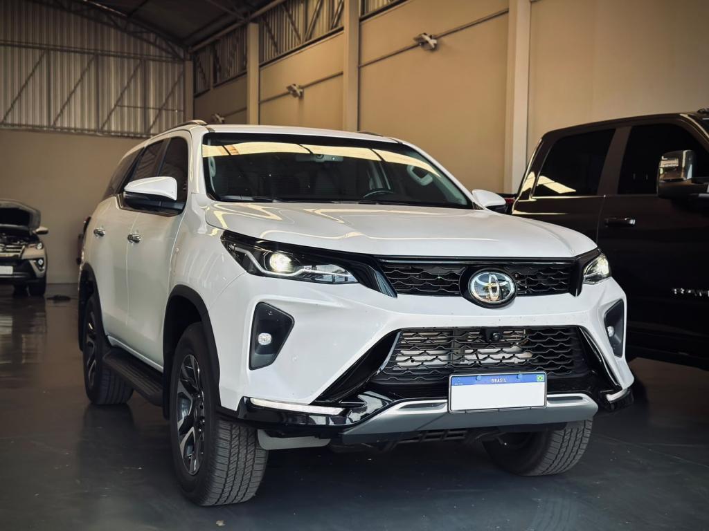 TOYOTA Hilux SW4 - Foto