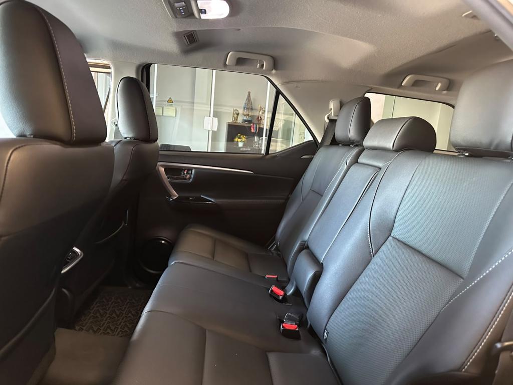TOYOTA Hilux SW4 - Foto