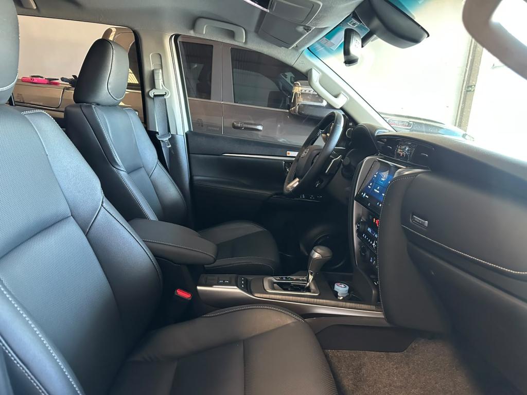 TOYOTA Hilux SW4 - Foto
