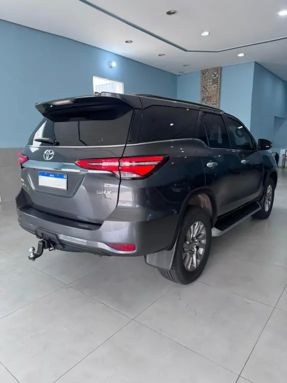 TOYOTA Hilux SW4 - Foto