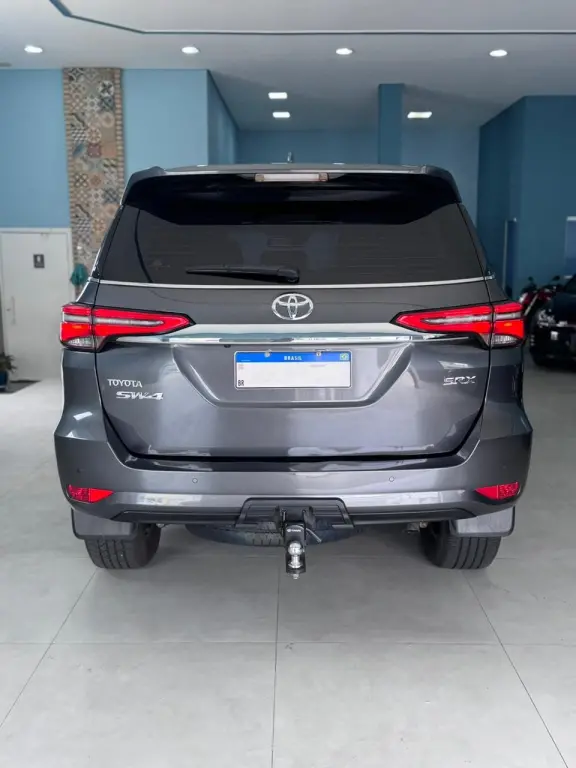 TOYOTA Hilux SW4 - Foto