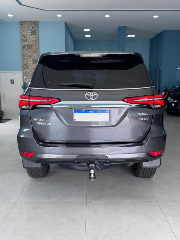 TOYOTA Hilux SW4 - Foto