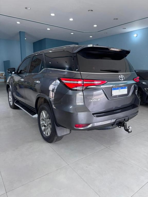 TOYOTA Hilux SW4 - Foto