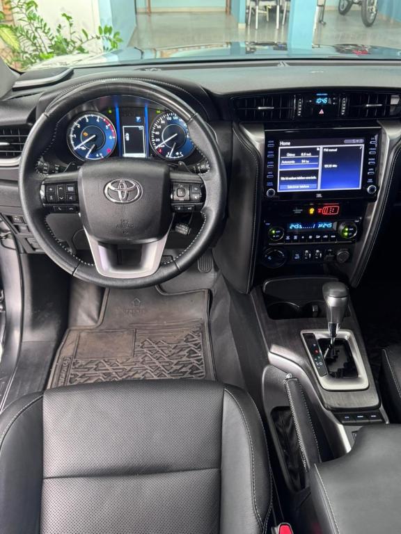 TOYOTA Hilux SW4 - Foto