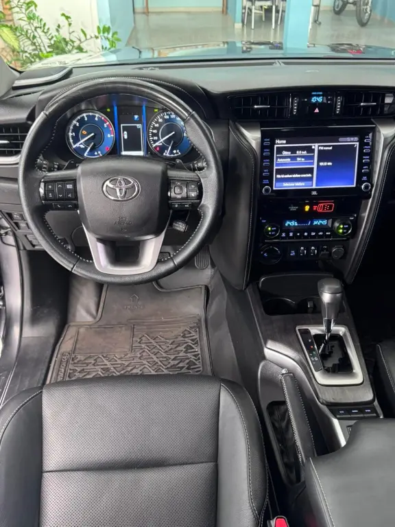 TOYOTA Hilux SW4 - Foto