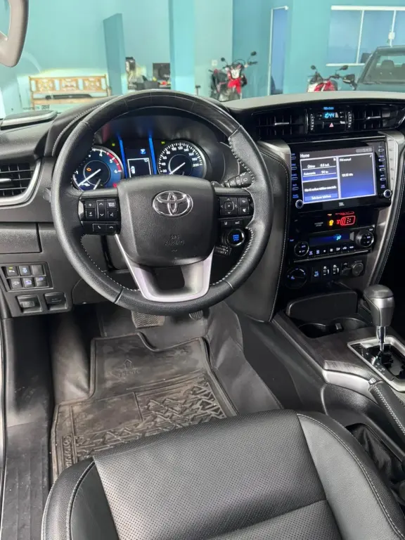 TOYOTA Hilux SW4 - Foto