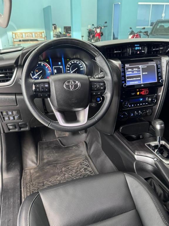 TOYOTA Hilux SW4 - Foto