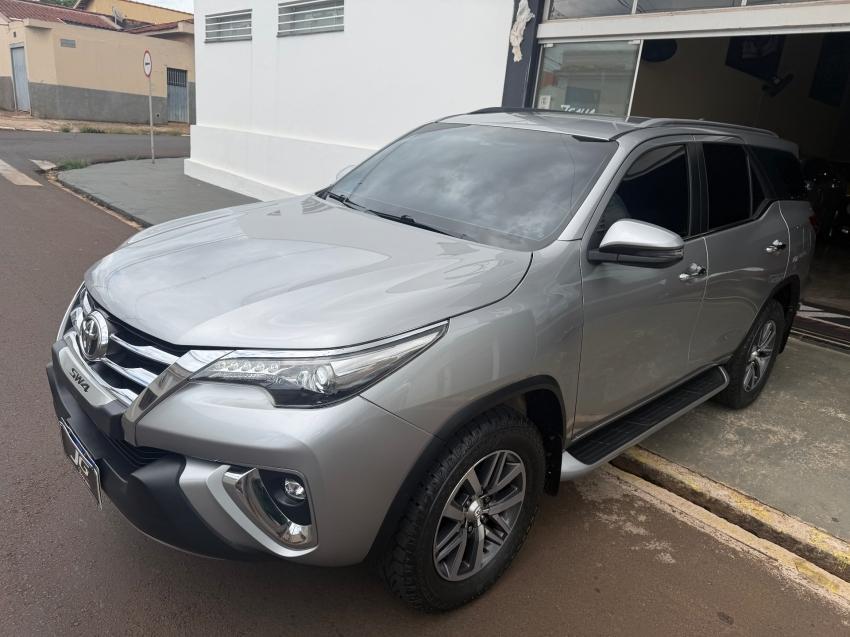 TOYOTA Hilux SW4 - Foto