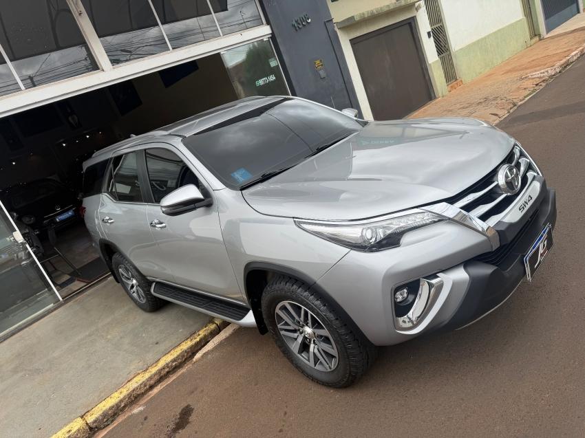 TOYOTA Hilux SW4 - Foto