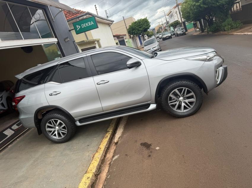 TOYOTA Hilux SW4 - Foto