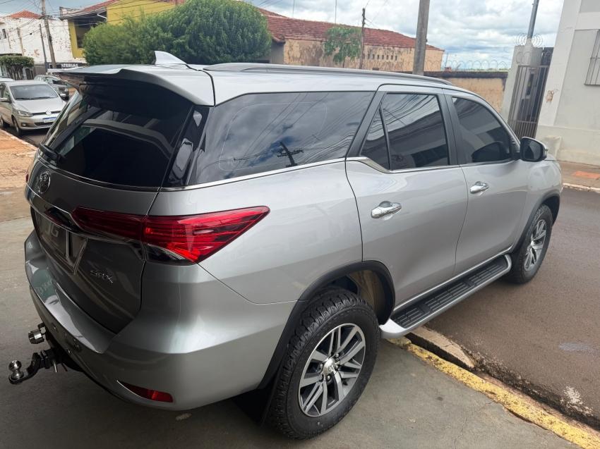 TOYOTA Hilux SW4 - Foto