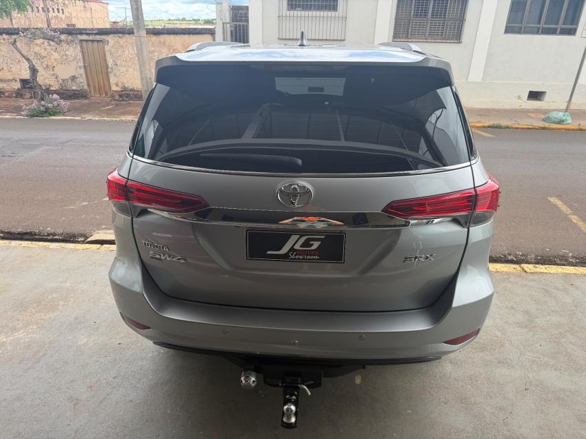 TOYOTA Hilux SW4 - Foto