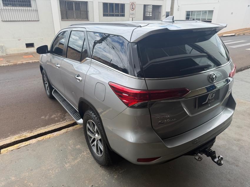 TOYOTA Hilux SW4 - Foto