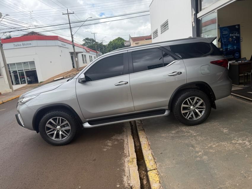 TOYOTA Hilux SW4 - Foto