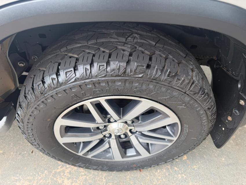 TOYOTA Hilux SW4 - Foto