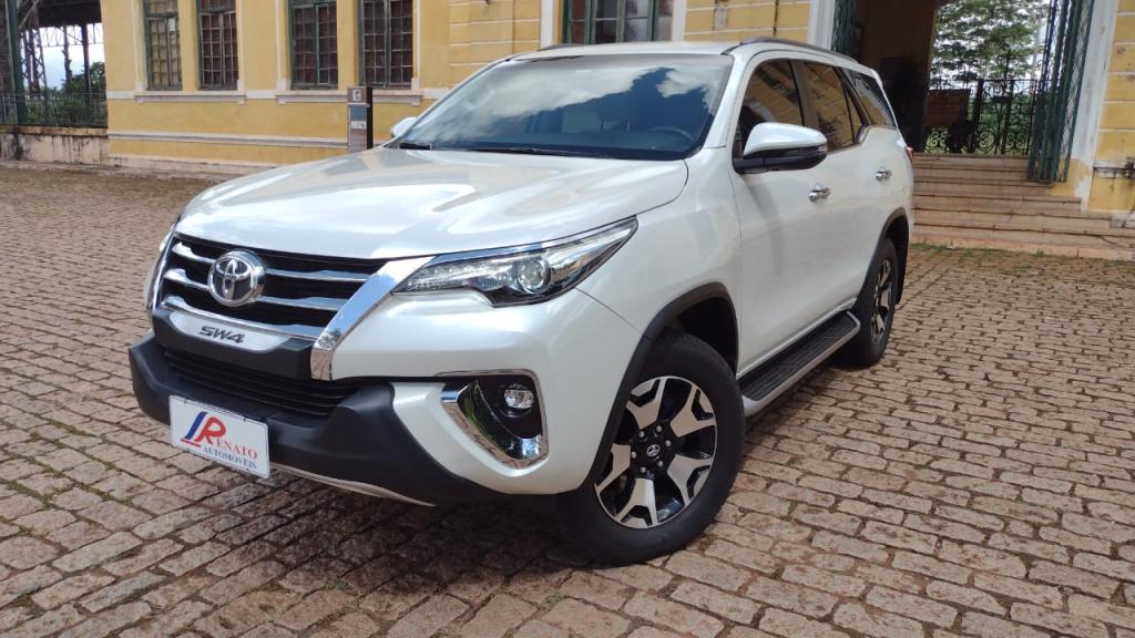 TOYOTA Hilux SW4