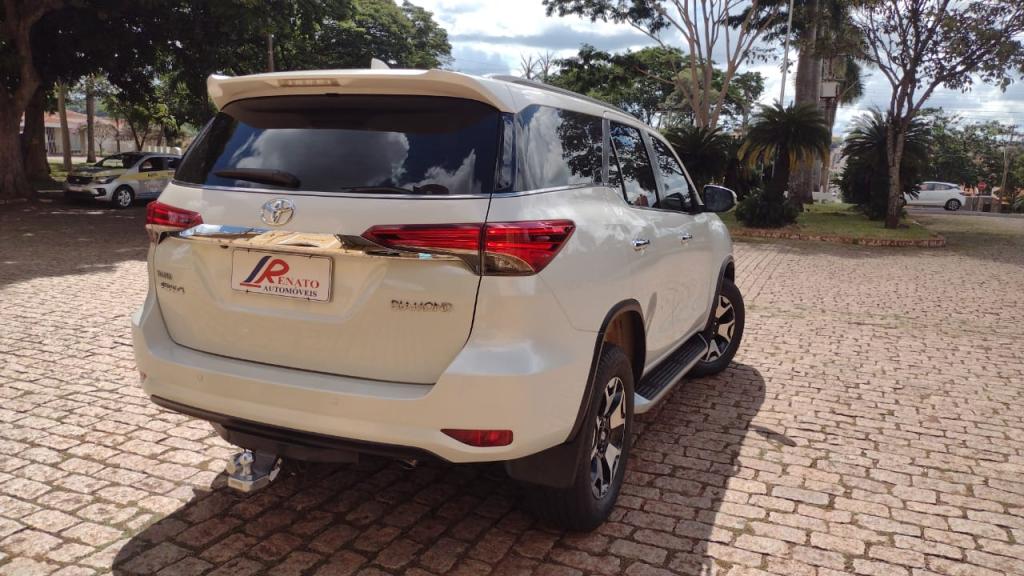 TOYOTA Hilux SW4 - Foto