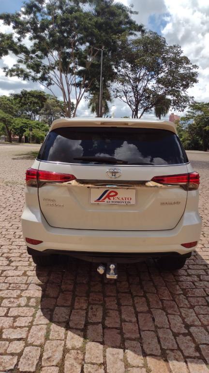 TOYOTA Hilux SW4 - Foto