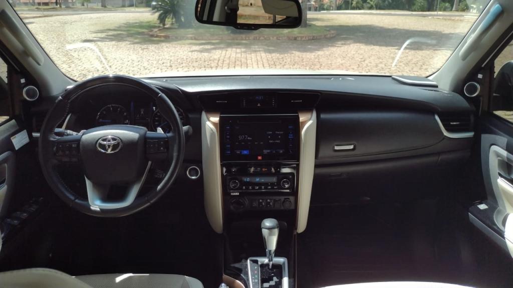 TOYOTA Hilux SW4 - Foto