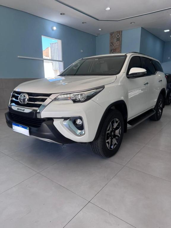 TOYOTA Hilux SW4 - Foto