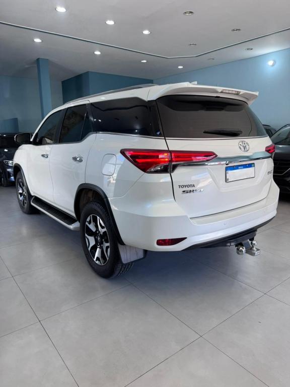 TOYOTA Hilux SW4 - Foto