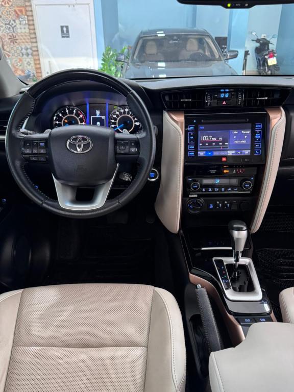 TOYOTA Hilux SW4 - Foto