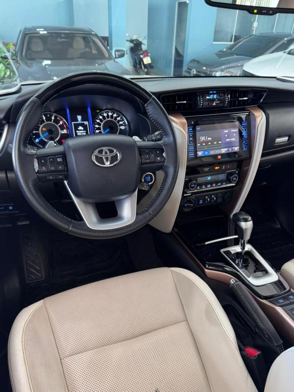 TOYOTA Hilux SW4 - Foto