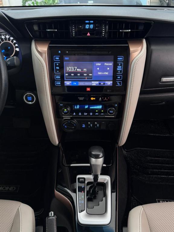 TOYOTA Hilux SW4 - Foto