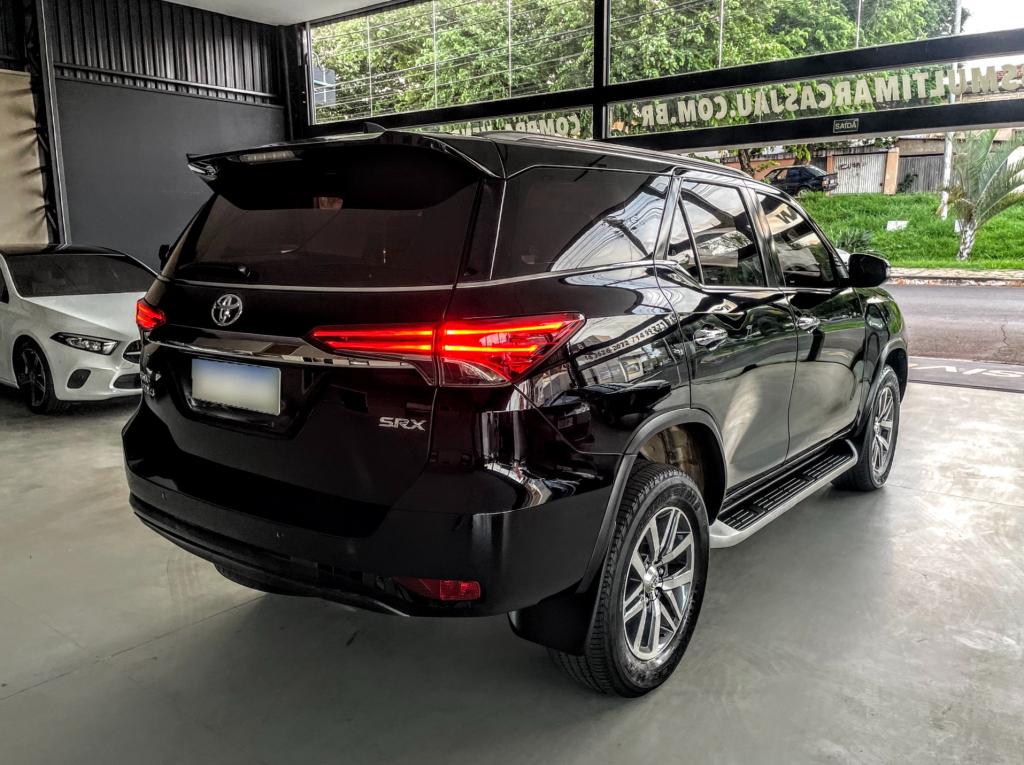 TOYOTA Hilux SW4 - Foto