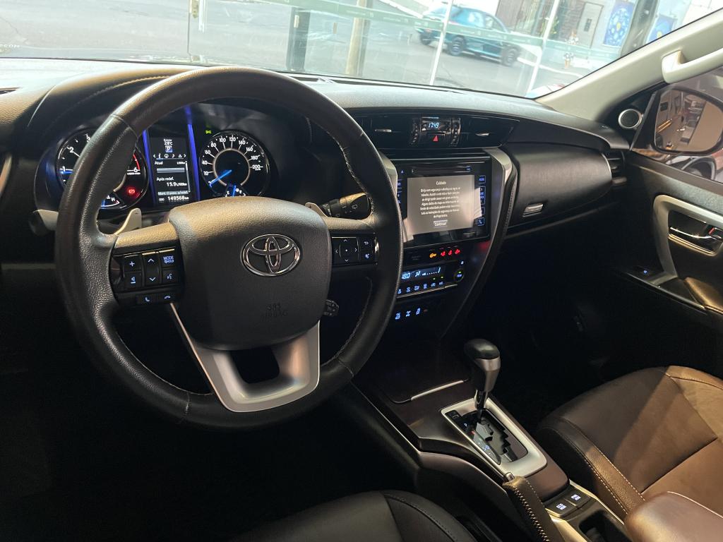 TOYOTA Hilux SW4 - Foto