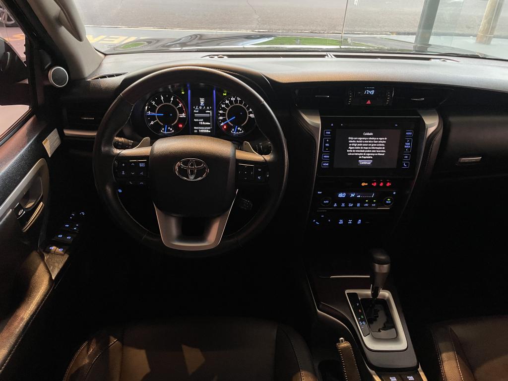 TOYOTA Hilux SW4 - Foto