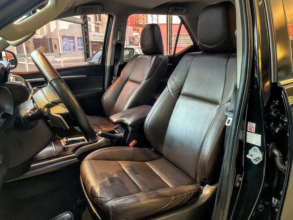 TOYOTA Hilux SW4 - Foto