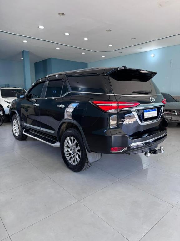 TOYOTA Hilux SW4 - Foto