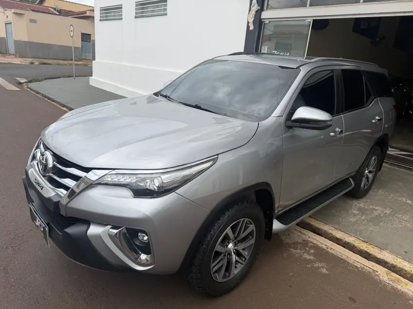 TOYOTA Hilux SW4