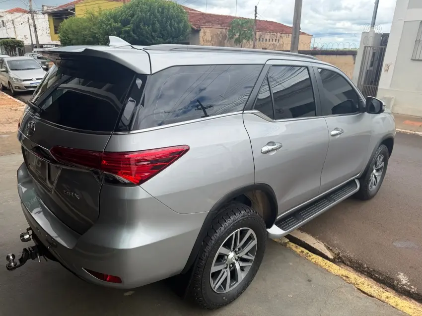 TOYOTA Hilux SW4 - Foto