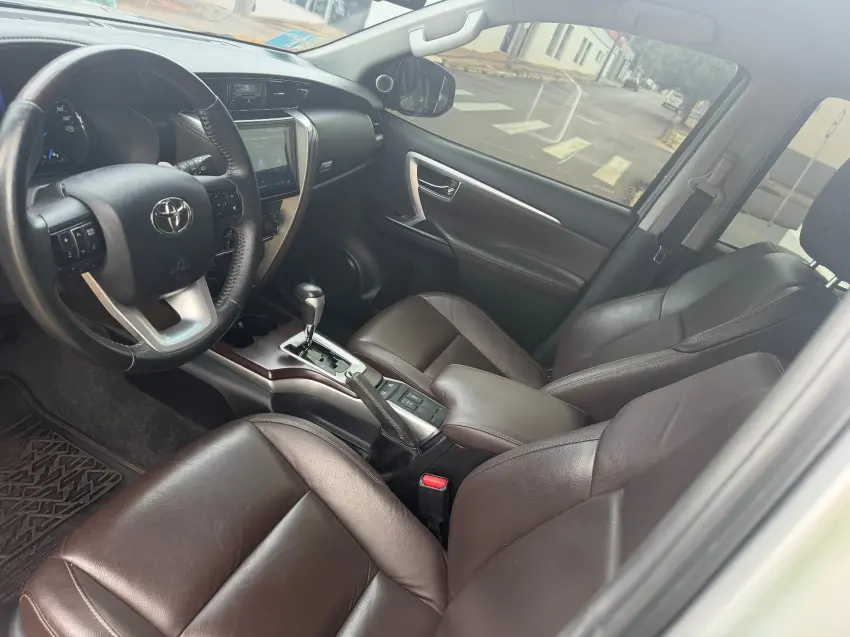 TOYOTA Hilux SW4 - Foto
