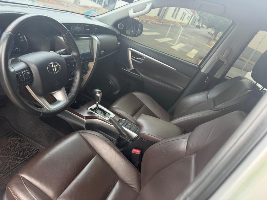 TOYOTA Hilux SW4 - Foto