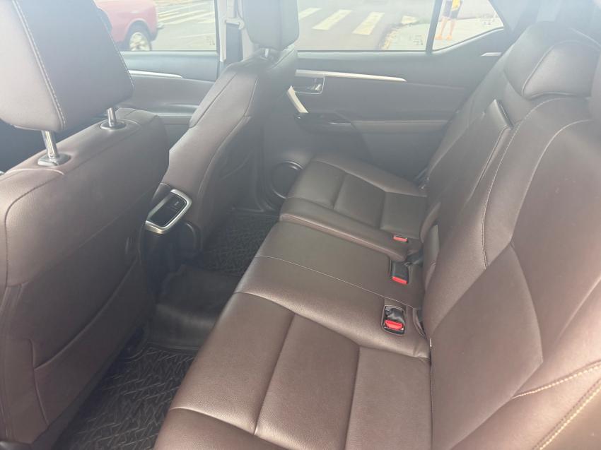 TOYOTA Hilux SW4 - Foto