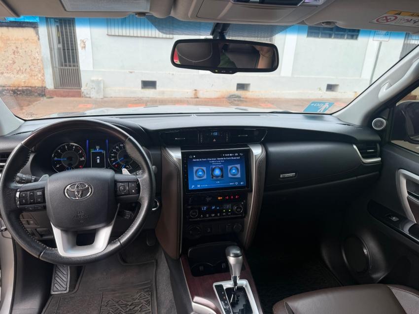 TOYOTA Hilux SW4 - Foto