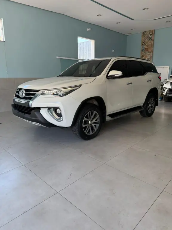 TOYOTA Hilux SW4 - Foto