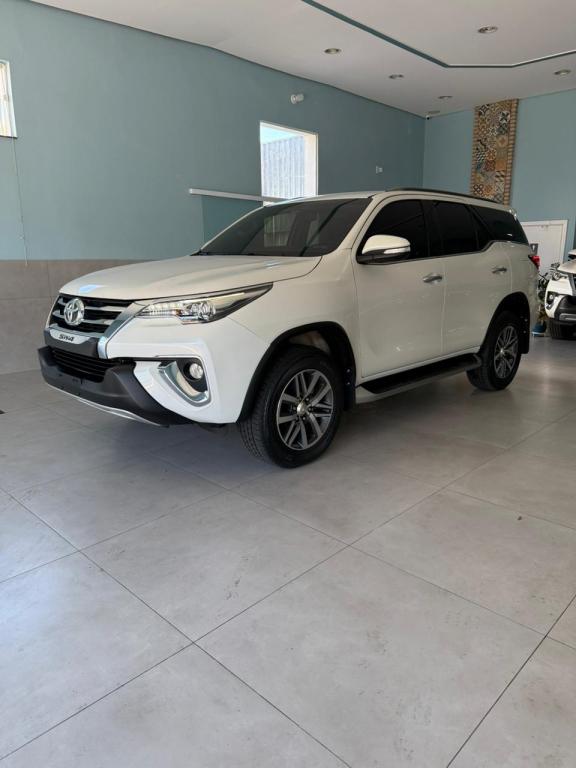 TOYOTA Hilux SW4 - Foto