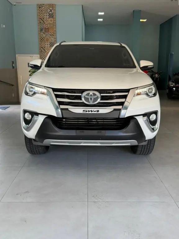 TOYOTA Hilux SW4 - Foto