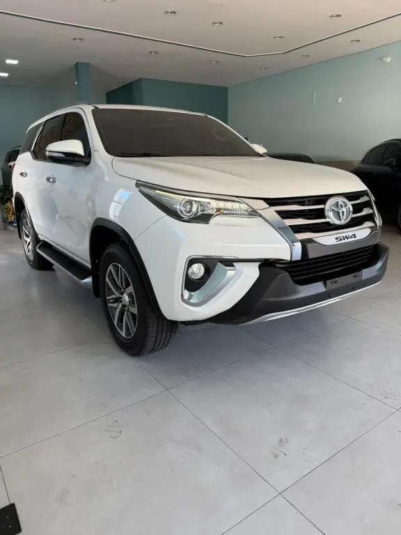 TOYOTA Hilux SW4 - Foto