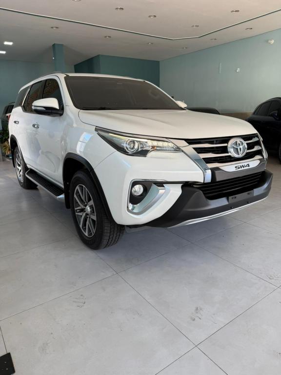 TOYOTA Hilux SW4 - Foto