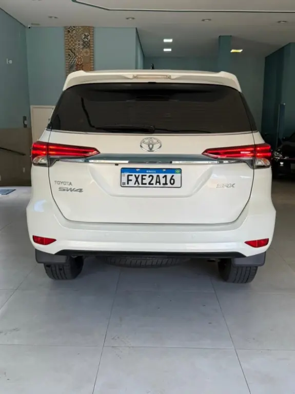TOYOTA Hilux SW4 - Foto