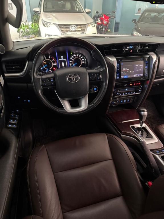 TOYOTA Hilux SW4 - Foto