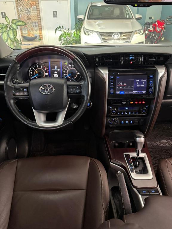 TOYOTA Hilux SW4 - Foto