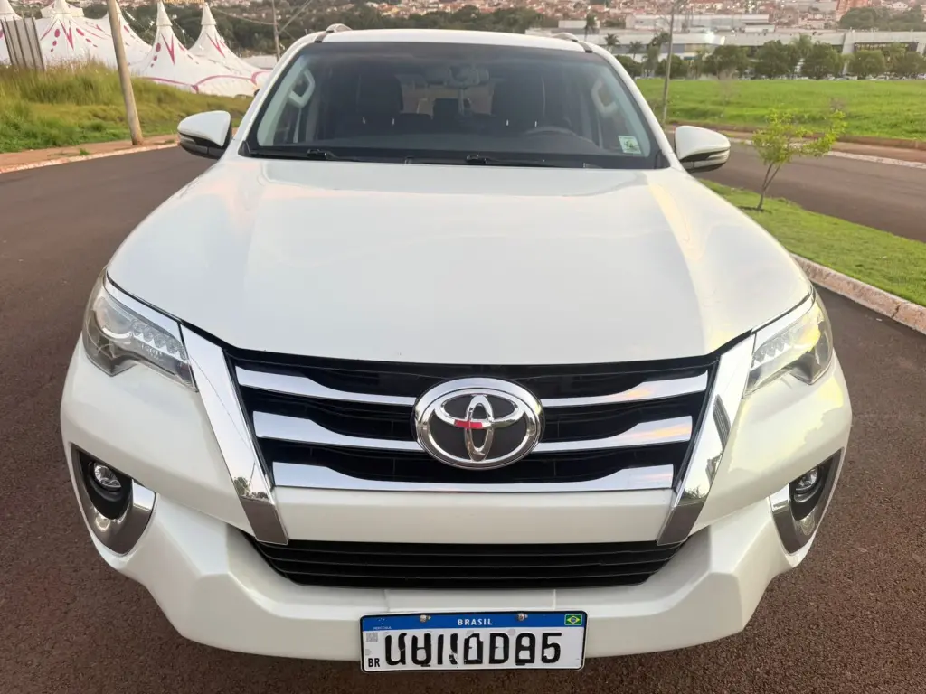 TOYOTA Hilux SW4 - Foto
