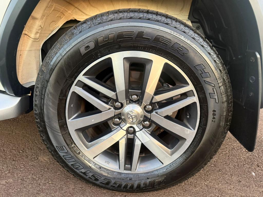 TOYOTA Hilux SW4 - Foto